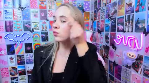 Snapshot of miamilas chatting on 12.22.25 miamilas online show from 12.22.25