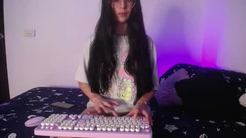 Snapshot of miamoon_ chatting on 10.01.25 Mia online show from 10.01.25