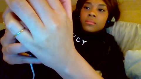 MiaMuffn online show from 12.22.24