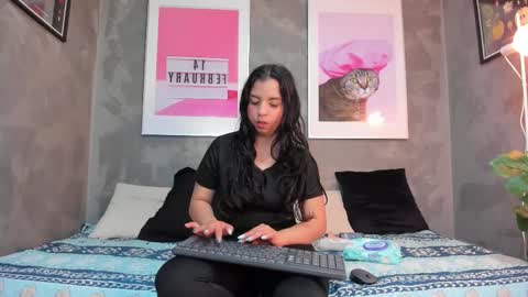 Mia online show from 10.27.25