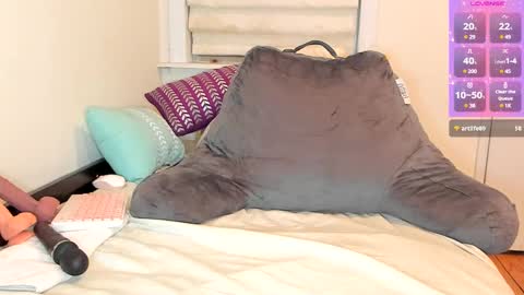 Snapshot of miaparker2_0 chatting on 02.13.25 Mia online show from 02.13.25