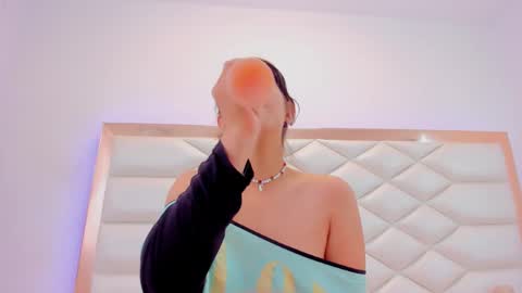 Snapshot of miaqueen021 chatting on 01.11.25 Sweetie Mia online show from 01.11.25