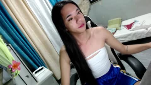 Snapshot of miatrixs chatting on 01.05.25 Mia online show from 01.05.25