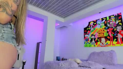 Mia Villalobos online show from 11.17.25