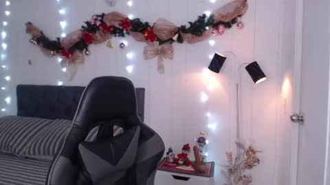 Mia Wilson online show from 12.23.24