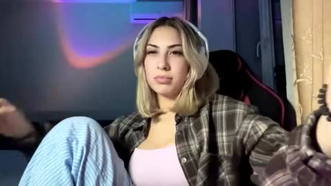 Snapshot of michellcrumpacker chatting on 11.02.25 michellcrumpacker online show from 11.02.25