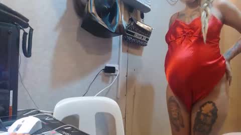 Snapshot of michelle_ux chatting on 10.06.25 michelle_ux online show from 10.06.25