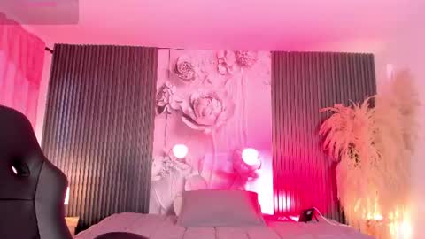 michellepreston_ online show from 07.04.26