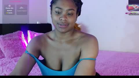 Snapshot of michellmoon1 chatting on 10.21.25 michellmoon1 online show from 10.21.25