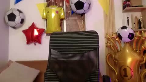Snapshot of miel_alisha chatting on 06.19.26 miel online show from 06.19.26