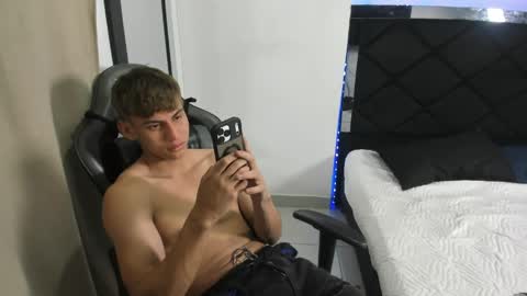 Snapshot of miguel_hz chatting on 04.28.26 Miguel Hernandez online show from 04.28.26