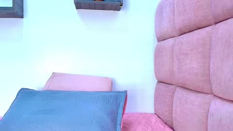 Snapshot of miia_01_ chatting on 09.23.25 Mia  online show from 09.23.25