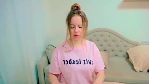 Mikaella online show from 10.18.25