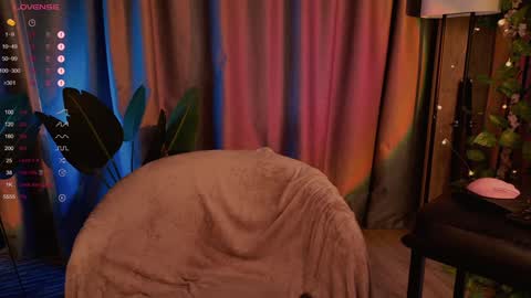 mika_moon_ online show from 01.30.25