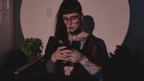 mika_moon_ online show from 12.02.25