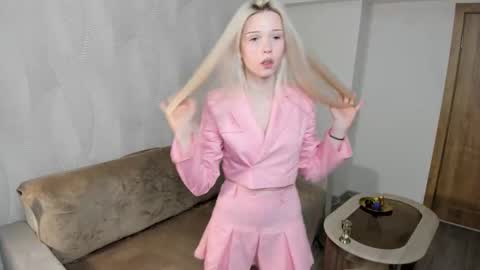 Snapshot of mikaelataron chatting on 11.27.25 Angel girl online show from 11.27.25