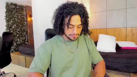 Snapshot of mike_estevess chatting on 03.04.25   online show from 03.04.25