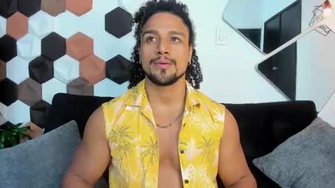 Snapshot of mike_estevess chatting on 03.08.25   online show from 03.08.25