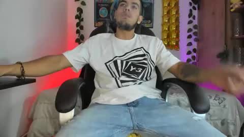 Snapshot of mikee_scooth chatting on 02.05.25 mikee_scooth online show from 02.05.25