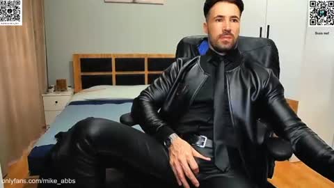 Snapshot of mikestrip chatting on 06.16.26 Mike online show from 06.16.26