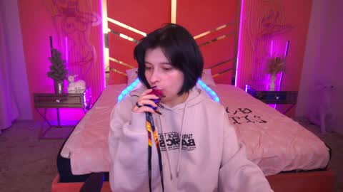 Snapshot of mikiikiwi chatting on 01.19.25 Miki online show from 01.19.25