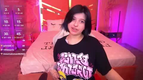 Snapshot of mikiikiwi chatting on 03.10.25 Miki online show from 03.10.25