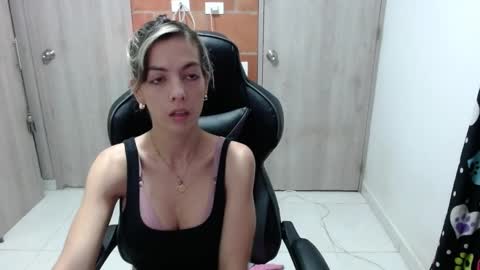Snapshot of milacoxx8819 chatting on 02.05.25 milacoxx8819 online show from 02.05.25