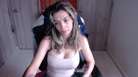 Snapshot of milacoxx8819 chatting on 02.08.25 milacoxx8819 online show from 02.08.25