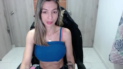 Snapshot of milacoxx8819 chatting on 02.11.25 milacoxx8819 online show from 02.11.25