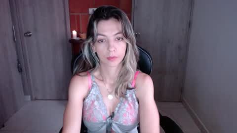 Snapshot of milacoxx8819 chatting on 02.12.25 milacoxx8819 online show from 02.12.25