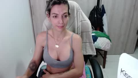 Snapshot of milacoxx8819 chatting on 02.14.25 milacoxx8819 online show from 02.14.25