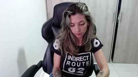 Snapshot of milacoxx8819 chatting on 02.15.25 milacoxx8819 online show from 02.15.25