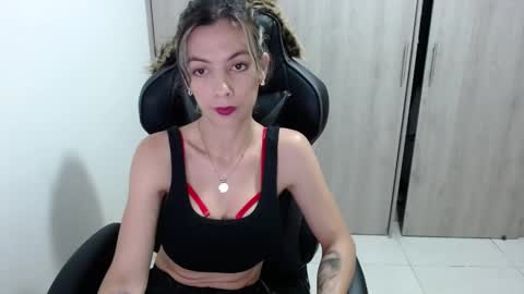 Snapshot of milacoxx8819 chatting on 02.17.25 milacoxx8819 online show from 02.17.25