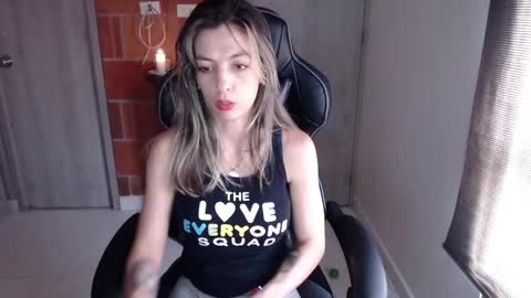 Snapshot of milacoxx8819 chatting on 03.01.25 milacoxx8819 online show from 03.01.25