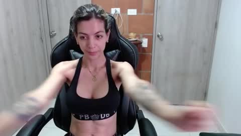 Snapshot of milacoxx8819 chatting on 03.05.25 milacoxx8819 online show from 03.05.25