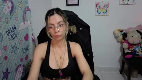 Snapshot of milacoxx8819 chatting on 09.08.25 milacoxx8819 online show from 09.08.25