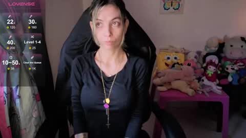 Snapshot of milacoxx8819 chatting on 09.13.25 milacoxx8819 online show from 09.13.25
