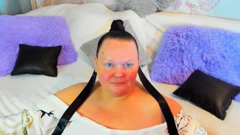 Snapshot of milanabiegert chatting on 02.11.25 Lana online show from 02.11.25