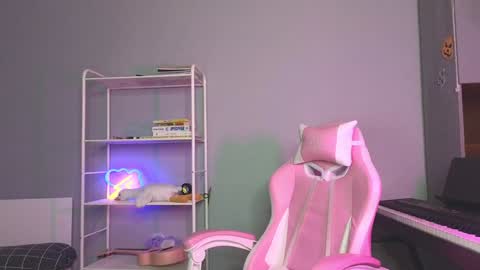 Snapshot of milaslovv chatting on 01.11.25 Mila online show from 01.11.25