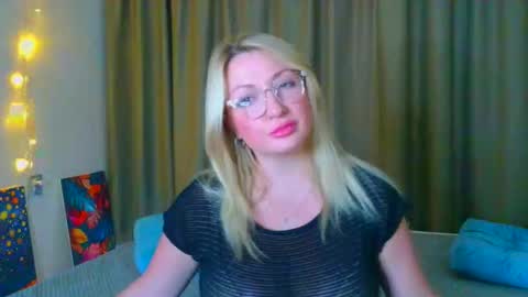 Snapshot of milasmille chatting on 10.22.25 milasmille online show from 10.22.25