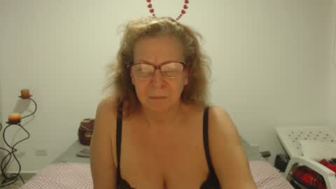 Snapshot of milchanell chatting on 03.10.25 milchanell online show from 03.10.25