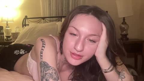 Snapshot of miley_monroee chatting on 02.17.25 miley_monroee online show from 02.17.25