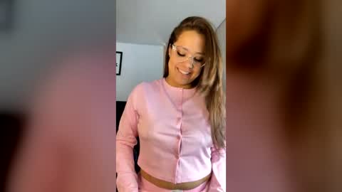 Snapshot of milf__pretty chatting on 06.20.26 Melissa online show from 06.20.26