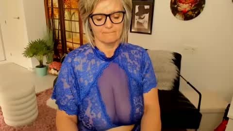Snapshot of milfelladd69 chatting on 03.04.25 MilfElla online show from 03.04.25