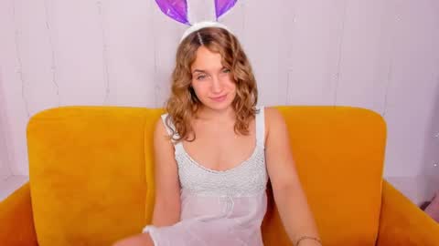 Snapshot of milkablond chatting on 01.04.25 milkablond online show from 01.04.25