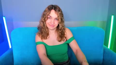Snapshot of milkablond chatting on 02.17.25 milkablond online show from 02.17.25