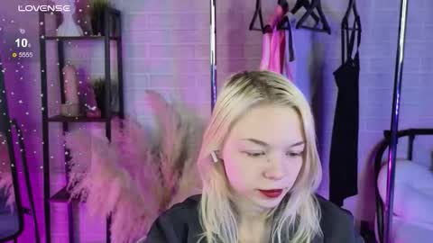Snapshot of millaholt chatting on 11.10.25 Hello Im Mila online show from 11.10.25