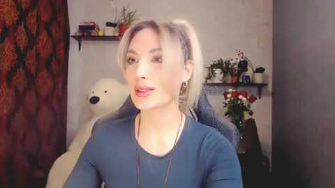 Snapshot of millaxqueen chatting on 03.10.25 MillaXQueen online show from 03.10.25