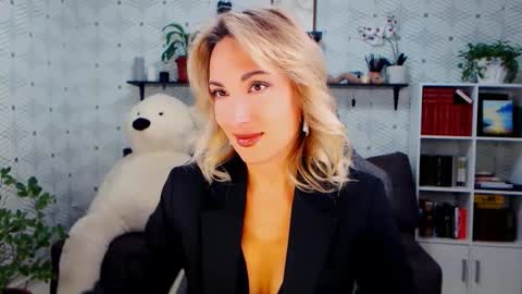 Snapshot of millaxqueen chatting on 09.28.25 MillaXQueen online show from 09.28.25