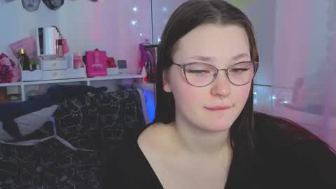 Snapshot of milliedoll chatting on 10.11.25 Millie online show from 10.11.25